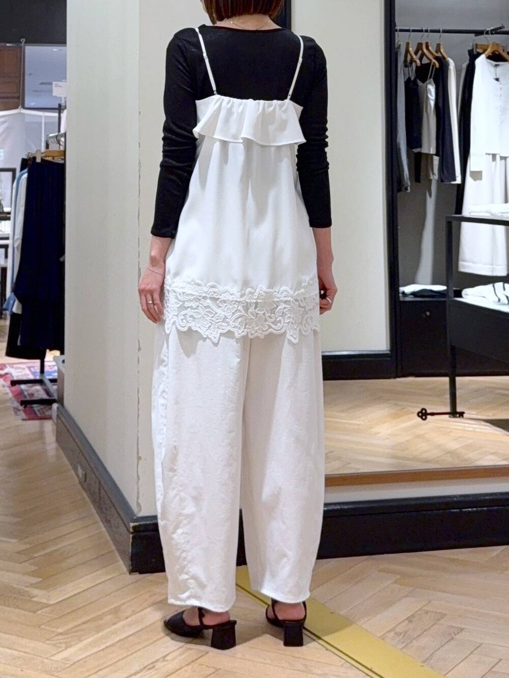 ブラック系のTシャツ/カットソー、グリーン系のショルダーバッグ、ホワイト系のキャミソールを着用したレディースの春コーディネートの5枚目の写真