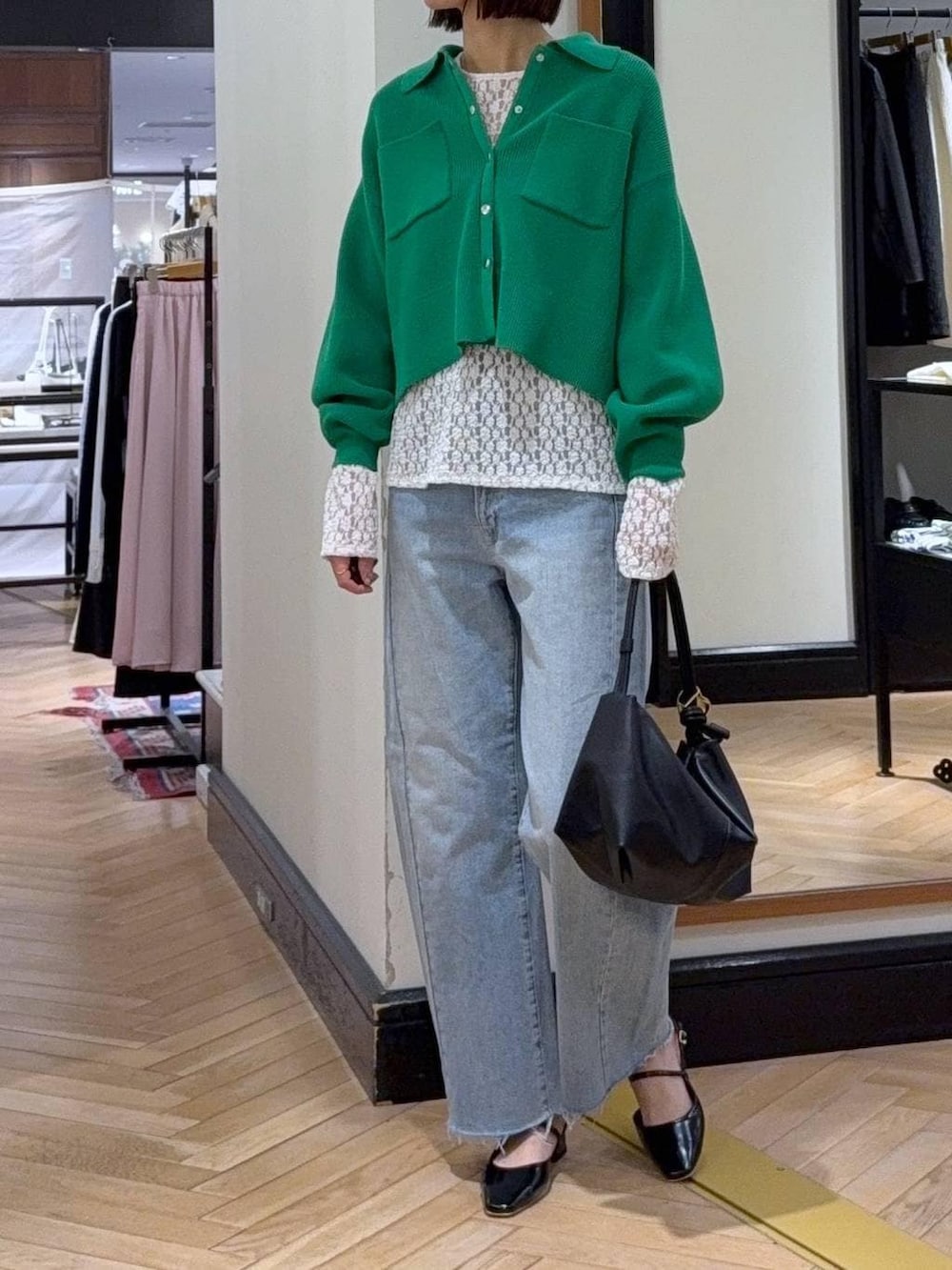 ホワイト系のTシャツ/カットソー、ブラック系のショルダーバッグ、ブルー系のデニムパンツを着用したレディースの冬コーディネートの2枚目の写真