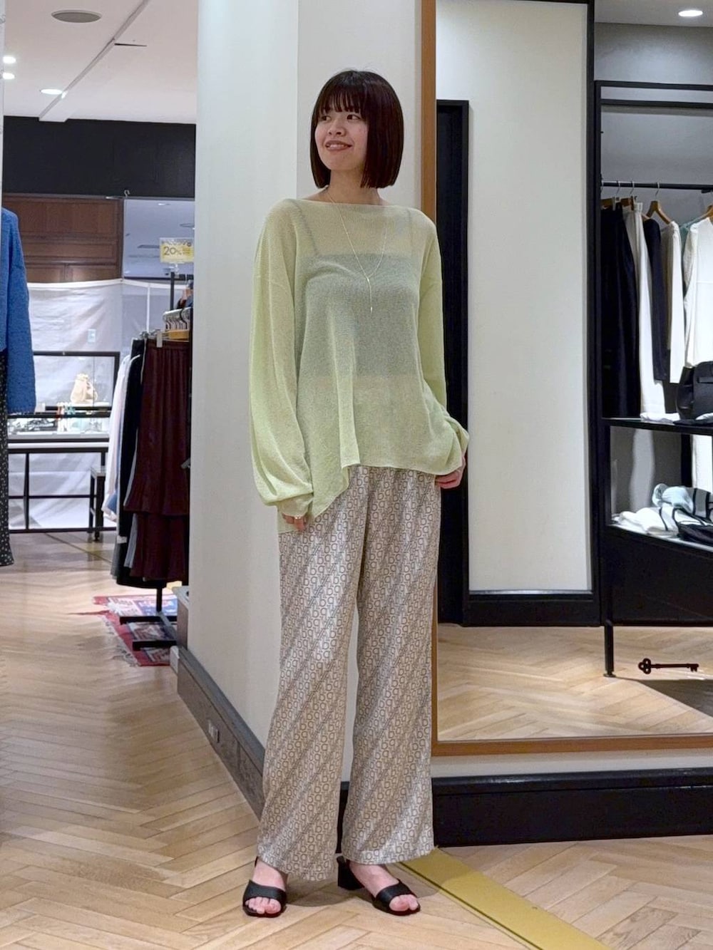 ブラック系のサンダル、ブラック系のショルダーバッグ、グリーン系のニット/セーターを着用したレディースの春コーディネートの5枚目の写真