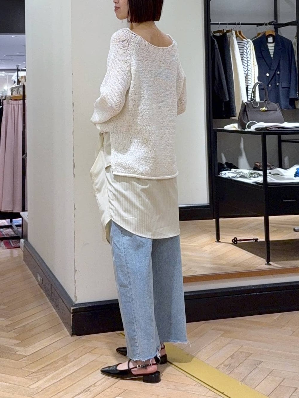 ブルー系のデニムパンツ、ホワイト系のニット/セーター、イエロー系のシャツ/ブラウスを着用したレディースの冬コーディネートの3枚目の写真