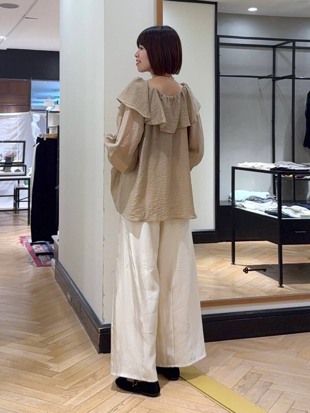 ホワイト系のその他パンツ、ブラック系のバレエシューズ、ブラック系のショルダーバッグを着用したレディースの秋コーディネートの4枚目の写真