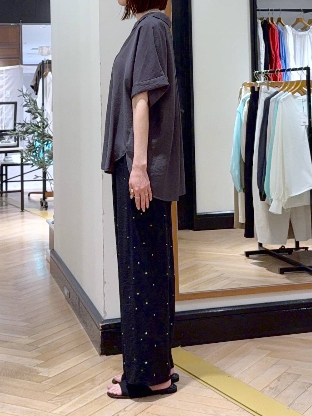 グレー系のシャツ/ブラウス、ブラック系のその他パンツ、ブラック系のサンダルを着用したレディースの春コーディネートの2枚目の写真