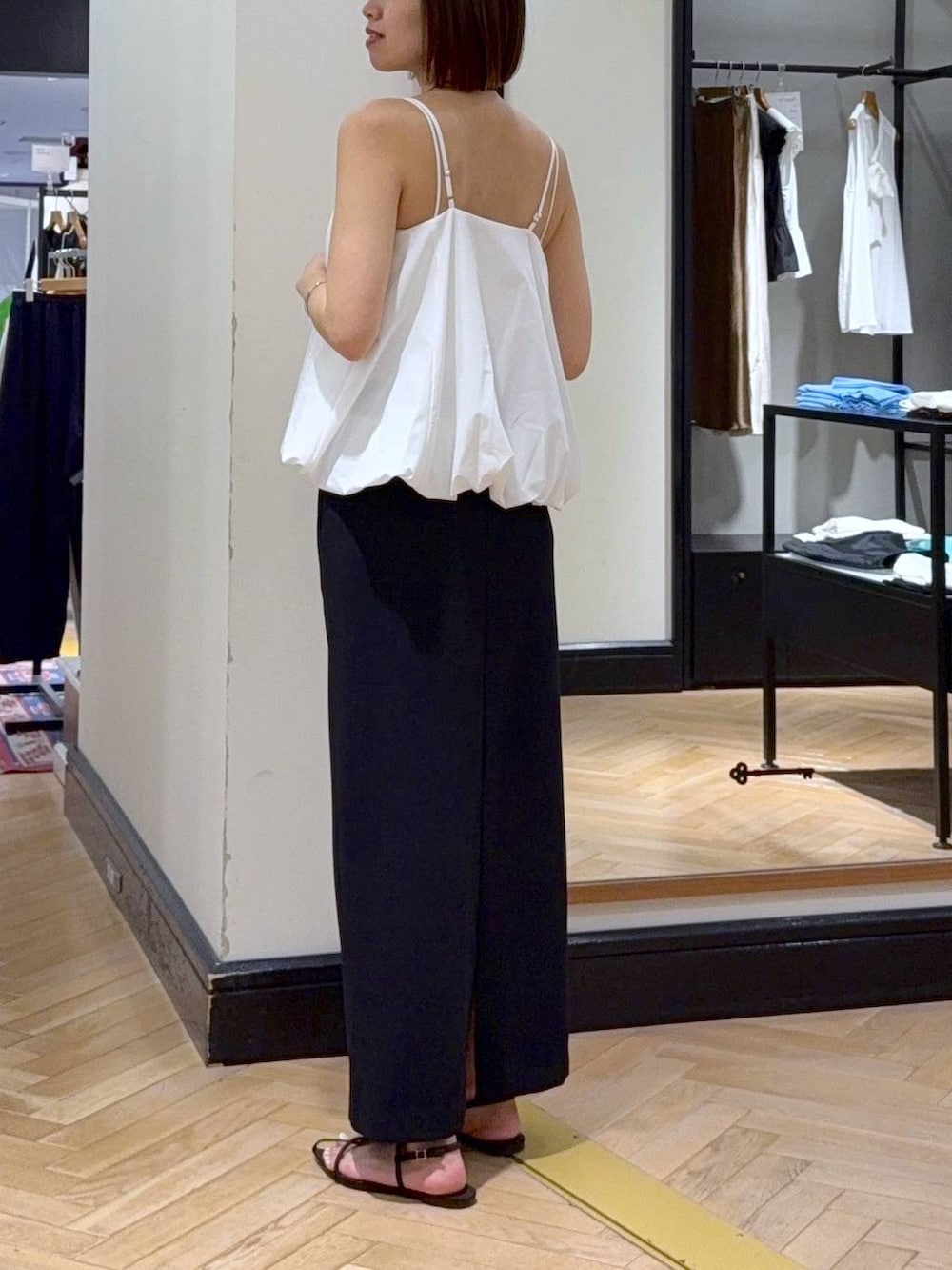 ブラウン系のサンダル、ホワイト系のセットアップ、ブラック系のショルダーバッグを着用したレディースの夏コーディネートの5枚目の写真