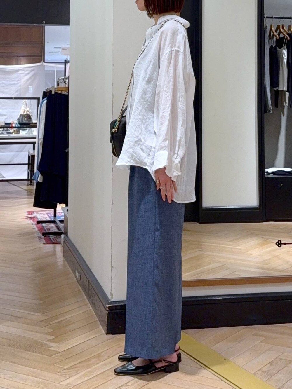 ホワイト系のシャツ/ブラウス、ブルー系のその他パンツ、ブラック系のパンプスを着用したレディースの春コーディネートの2枚目の写真
