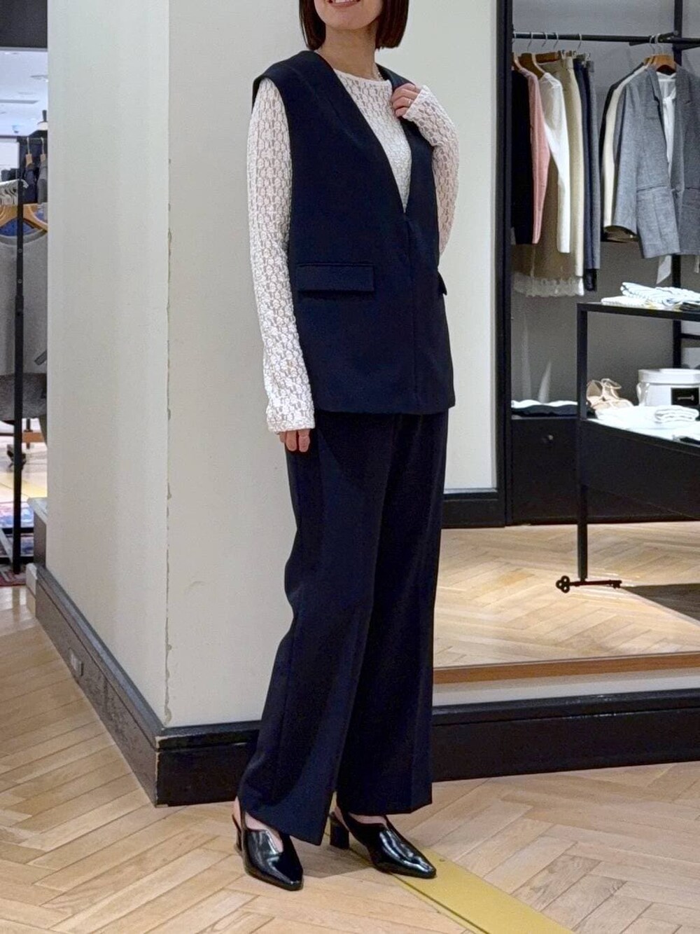 ホワイト系のTシャツ/カットソー、ブルー系のスーツセット、ブラック系のショルダーバッグを着用したレディースの冬コーディネートの6枚目の写真