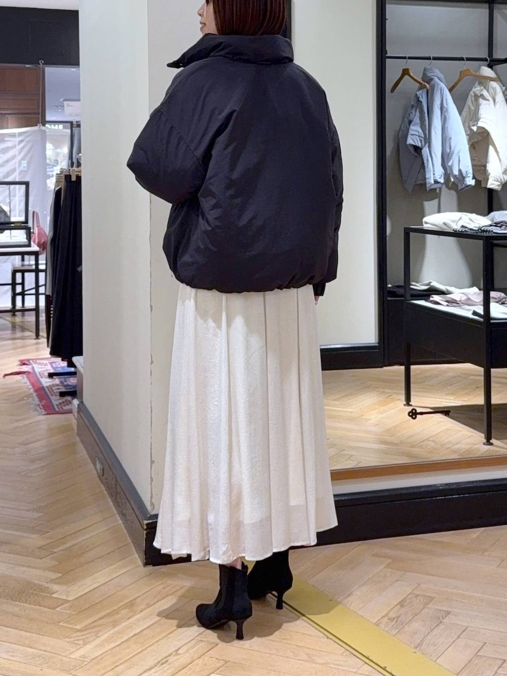 ブラウン系のニット/セーター、ブラック系のブルゾン、ブラック系のブーツを着用したレディースの秋コーディネートの4枚目の写真