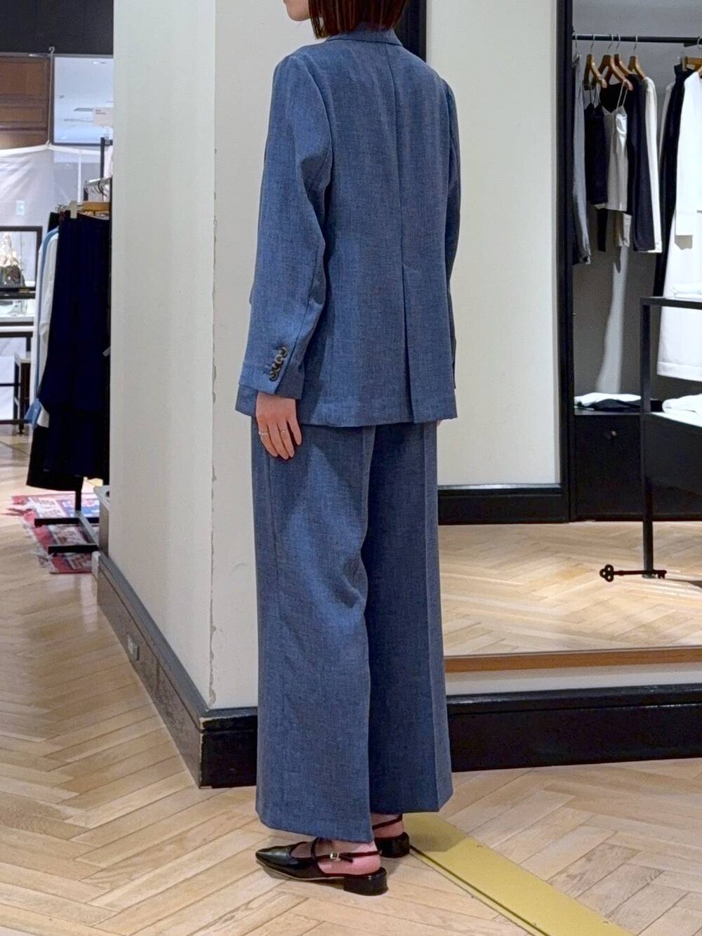 ブルー系のノーカラージャケット、ブルー系のその他パンツ、ブラック系のパンプスを着用したレディースの春コーディネートの4枚目の写真