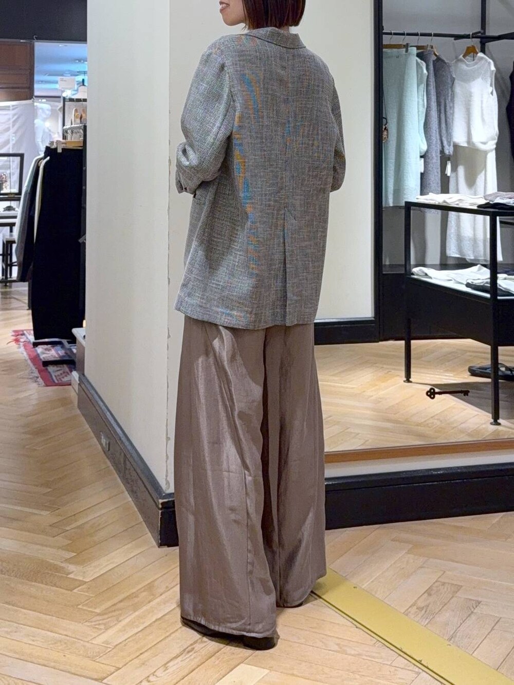 ブラック系のTシャツ/カットソー、ブラック系のパンプス、ブラウン系のその他パンツを着用したレディースの秋コーディネートの3枚目の写真