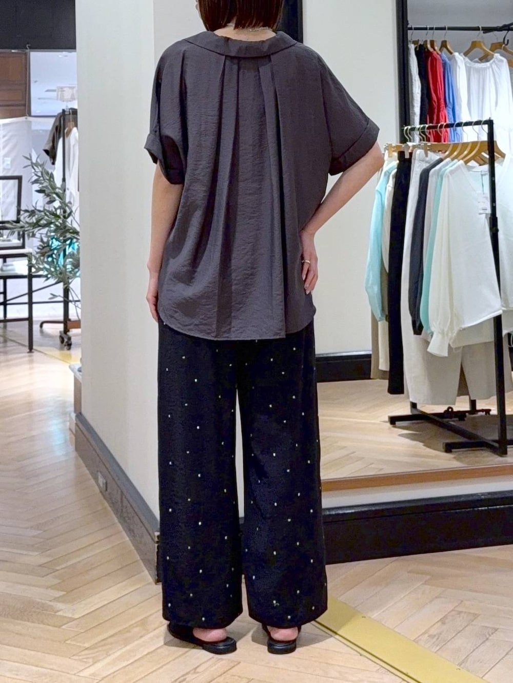 グレー系のシャツ/ブラウス、ブラック系のその他パンツ、ブラック系のサンダルを着用したレディースの春コーディネートの4枚目の写真