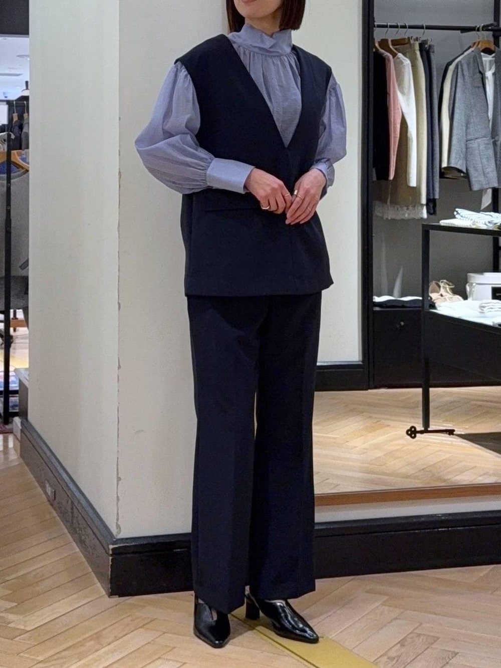 ブラック系のショルダーバッグ、ブルー系のシャツ/ブラウス、ブルー系のスーツセットを着用したレディースの冬コーディネートの6枚目の写真