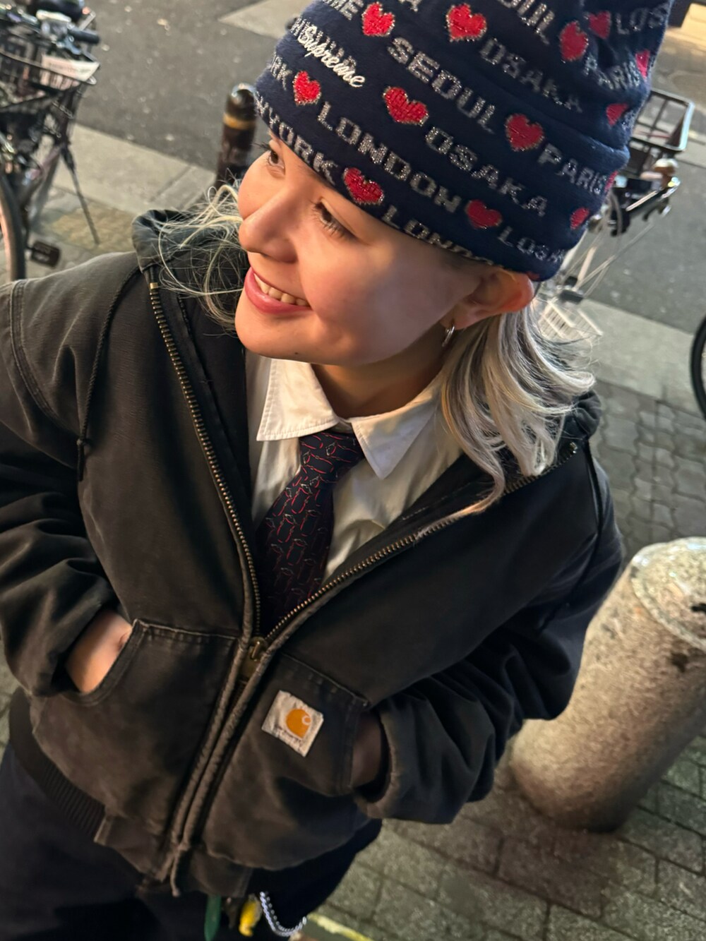 「古着MIX、ストリート、海外系ファッション、supreme、carhartt」｜「GAPのアイテム（デニムパンツ、ブルー系）」を使った、Lidiaさん（レディース・153cm）の春コーディネートの4枚目の写真
