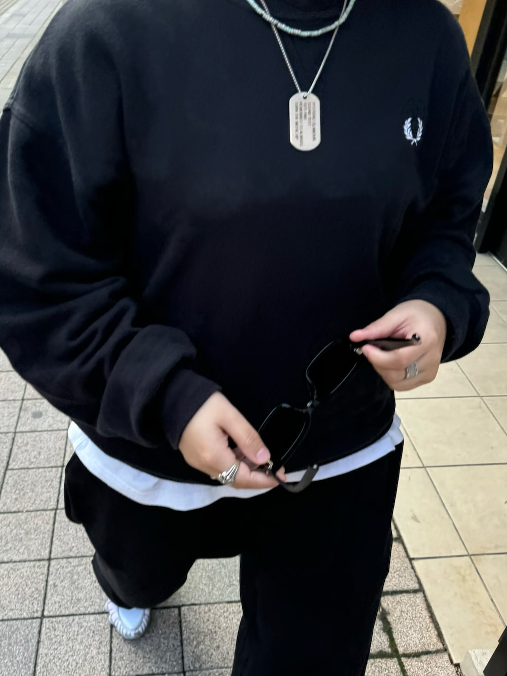 ホワイト系のスニーカー、ブラック系のスウェットパンツ、ブラック系のスウェットを着用したレディースの春コーディネートの4枚目の写真