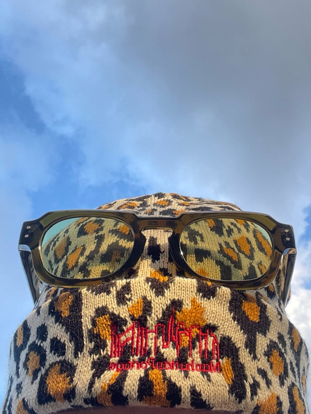 イエロー系のブーツ、ブルー系のデニムパンツ、ブラック系のスウェットを着用したレディースの春コーディネートの4枚目の写真