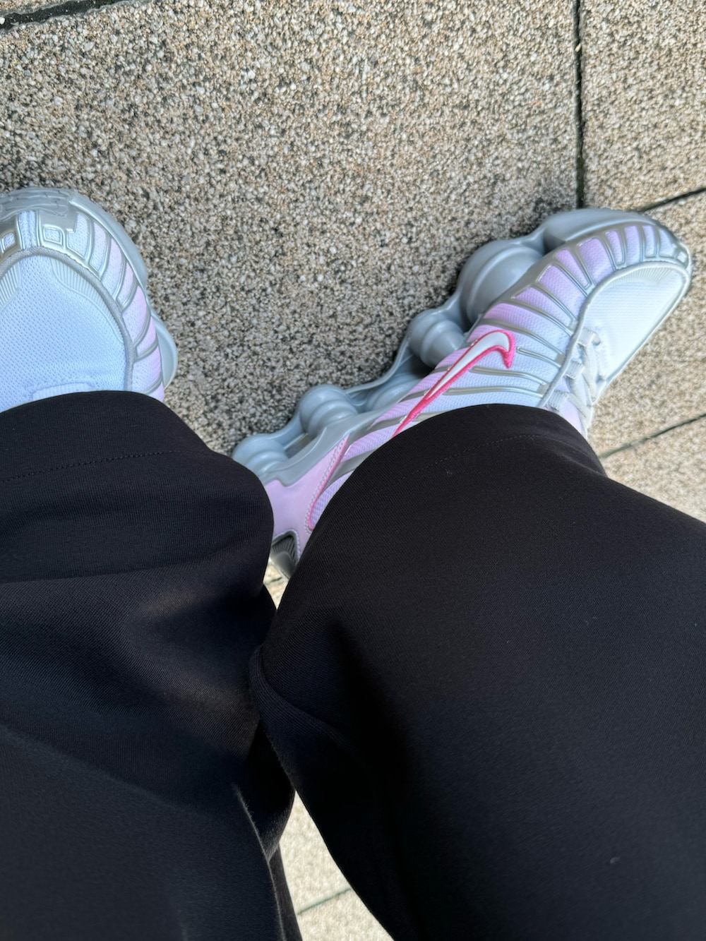 ホワイト系のスニーカー、ブラック系のスウェットパンツ、ブラック系のスウェットを着用したレディースの春コーディネートの2枚目の写真