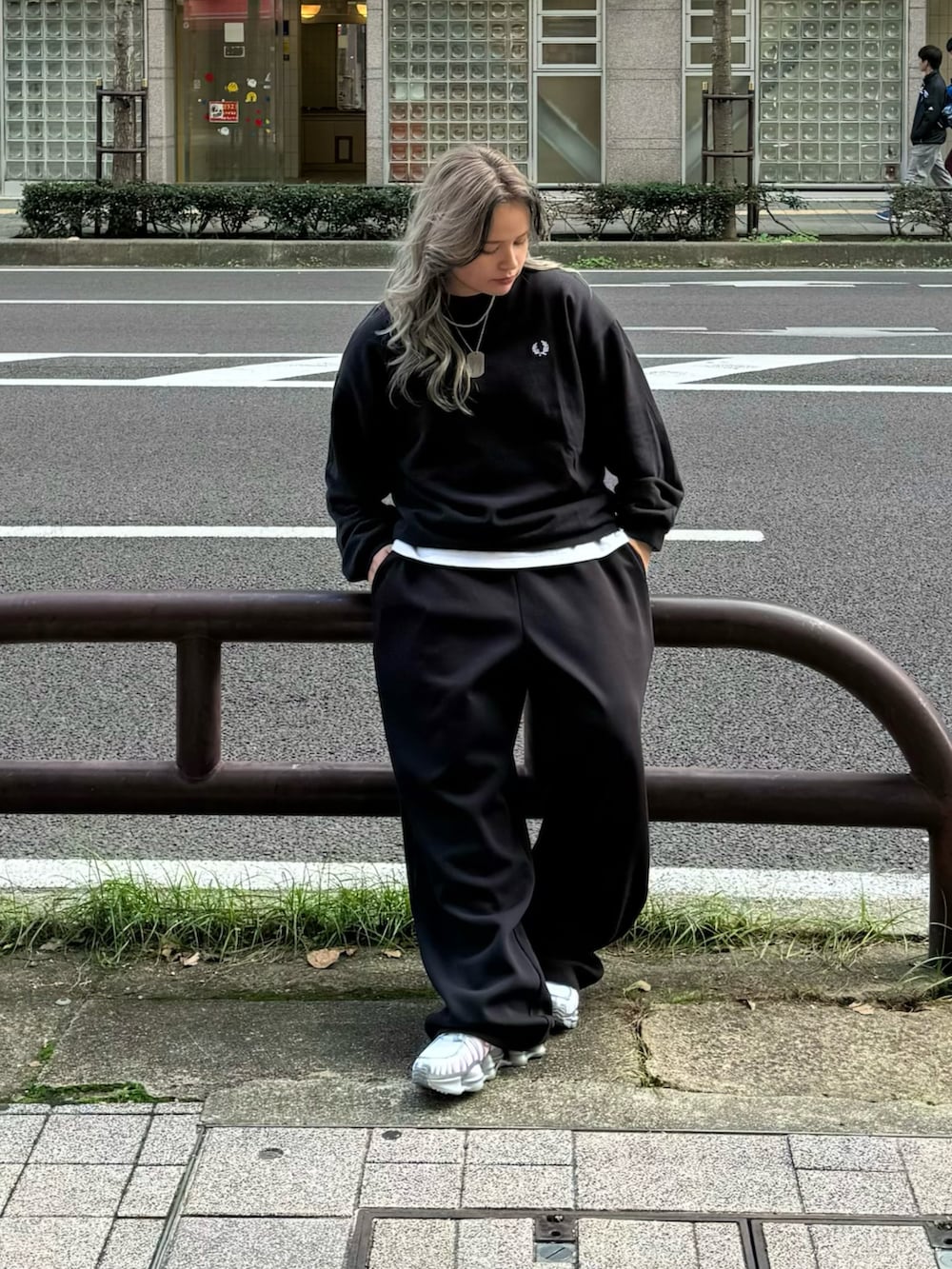 ホワイト系のスニーカー、ブラック系のスウェットパンツ、ブラック系のスウェットを着用したレディースの春コーディネートの3枚目の写真