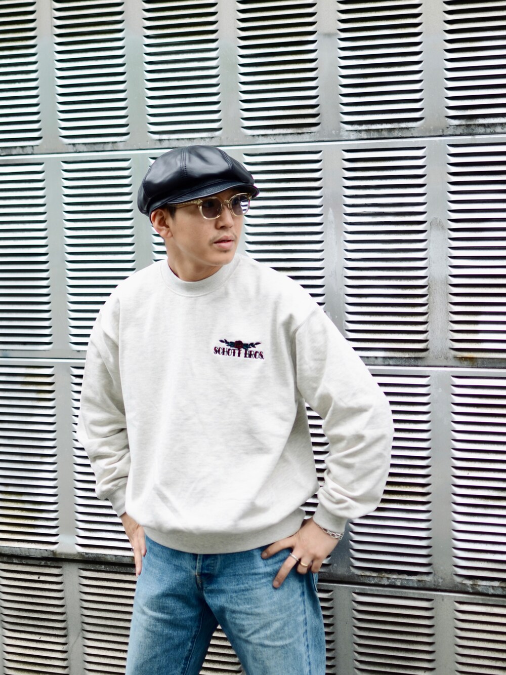 ベージュ系のスウェット、ブルー系のパンツを着用したメンズの冬コーディネートの4枚目の写真