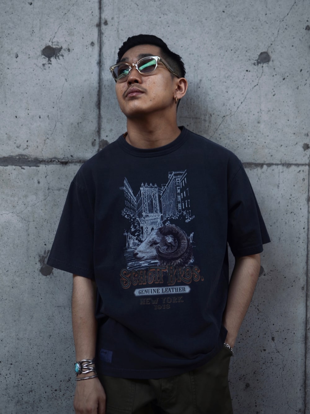 ブラック系のTシャツ/カットソー、グリーン系のカーゴパンツを着用したメンズの夏コーディネートの2枚目の写真