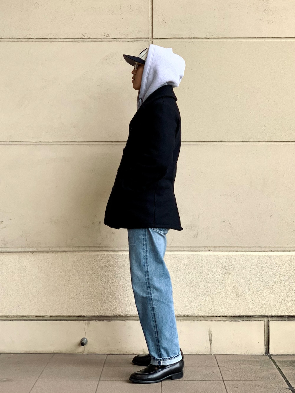 「Schott、アメカジ、ストリート、ピーコート、NEWERA、ジーンズ、デニム、コート、オトナカジュアル、革靴、低身長男子、サングラス」｜「schottの【Schott】Ｐコート（ピーコート、ブルー系）」を使った、RYOHEI  TOTOKIさん（メンズ・165cm）の秋コーディネートの3枚目の写真