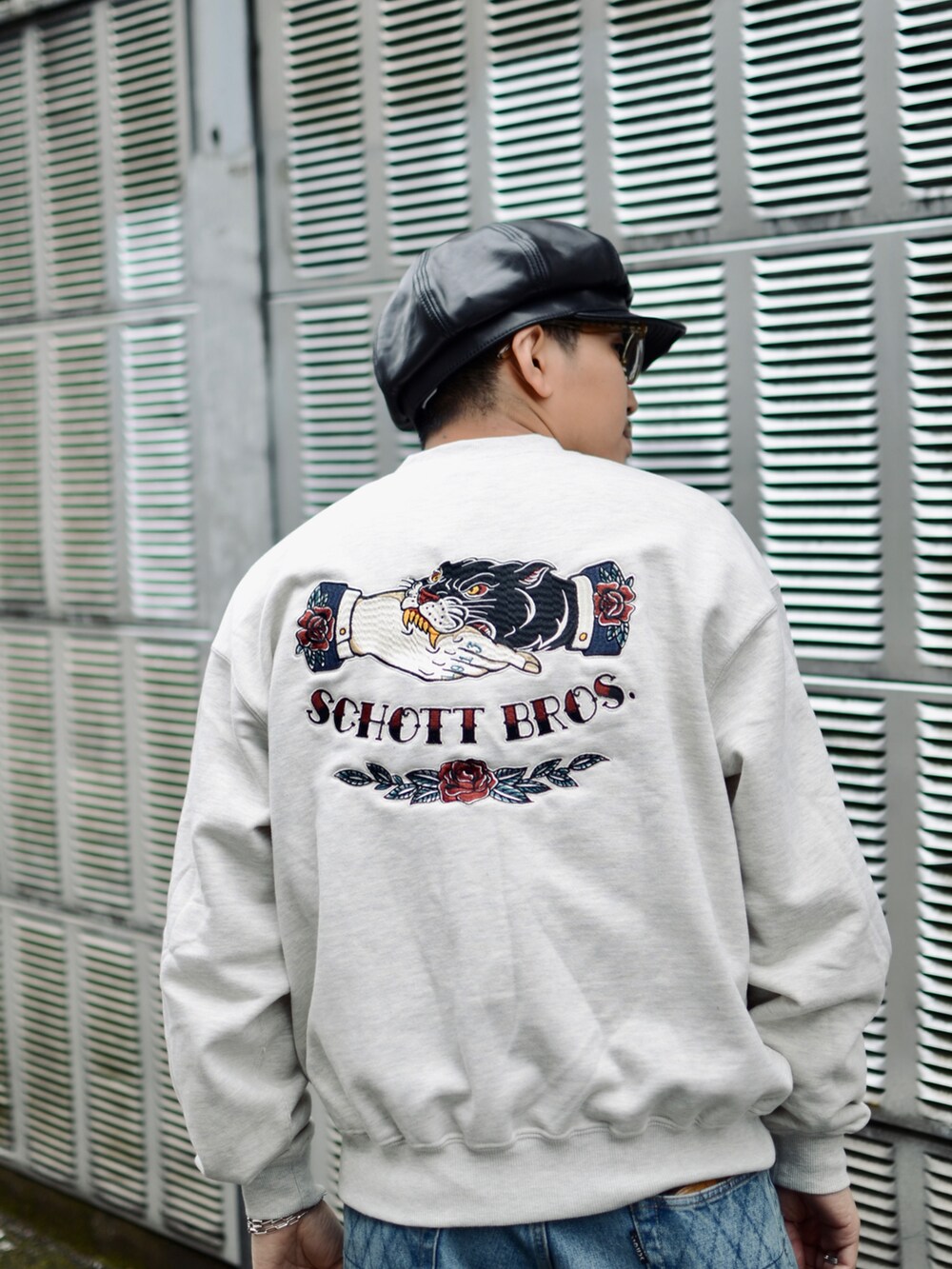 ベージュ系のスウェット、ブルー系のパンツを着用したメンズの冬コーディネートの3枚目の写真