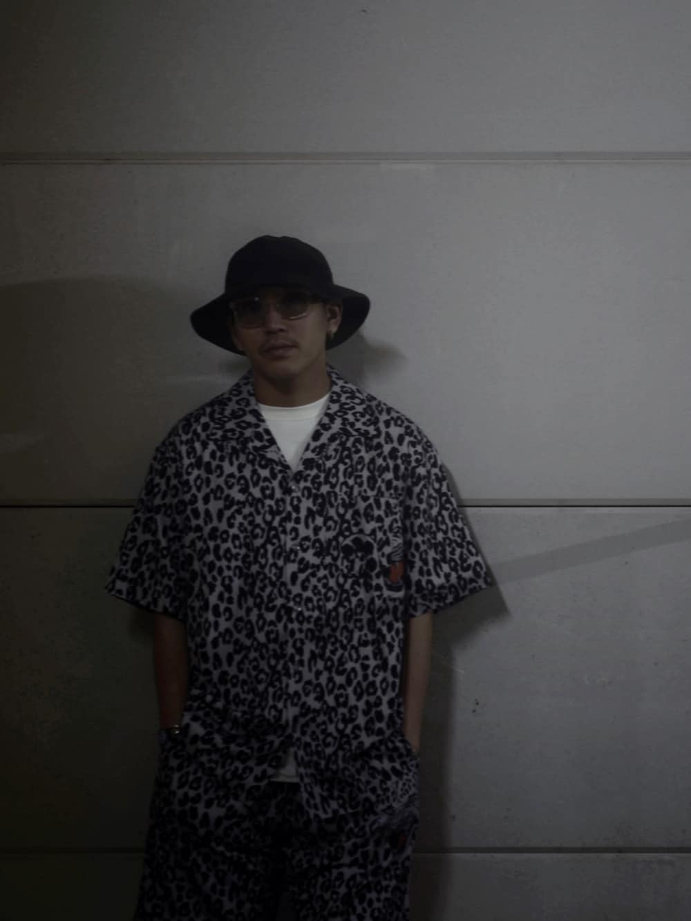 ホワイト系のシャツ/ブラウス、ホワイト系のその他パンツを着用したメンズの春コーディネートの2枚目の写真