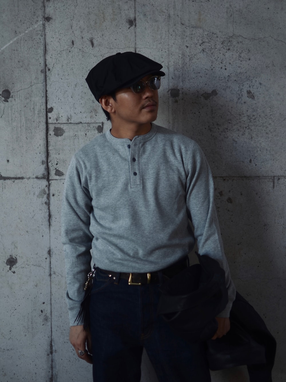 ブラック系のライダースジャケット、ブルー系のデニムパンツを着用したメンズの秋コーディネートの3枚目の写真