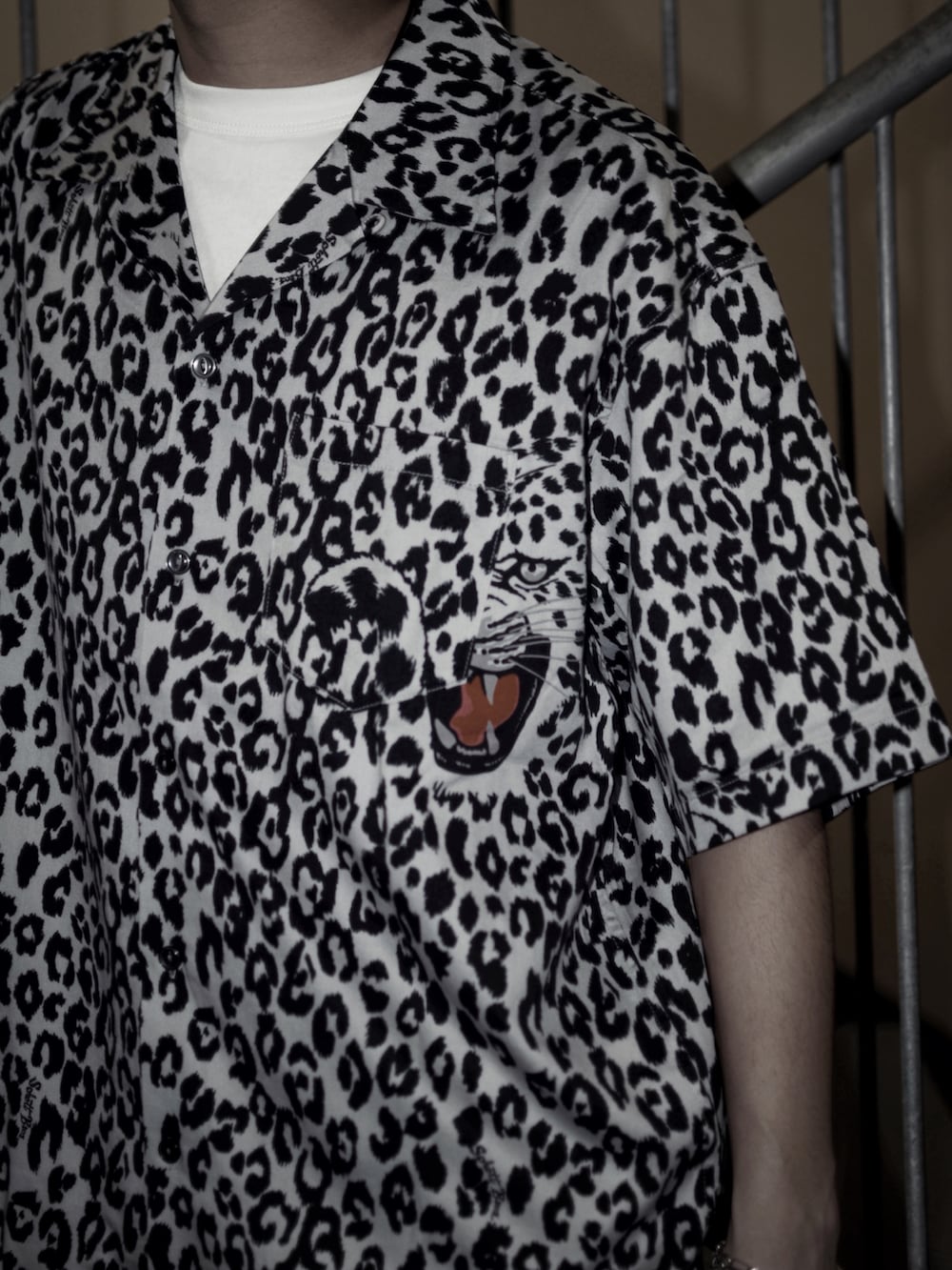 ホワイト系のシャツ/ブラウス、ホワイト系のその他パンツを着用したメンズの春コーディネートの3枚目の写真