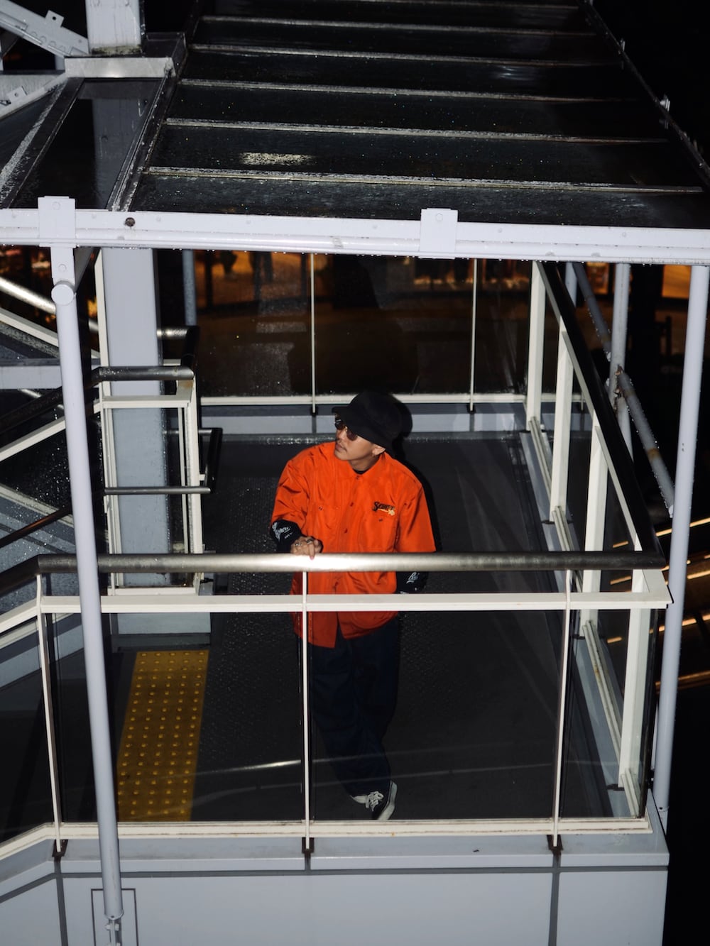 オレンジ系のシャツ/ブラウス、ブルー系のデニムパンツ、ブラック系のTシャツ/カットソーを着用したメンズの春コーディネートの3枚目の写真