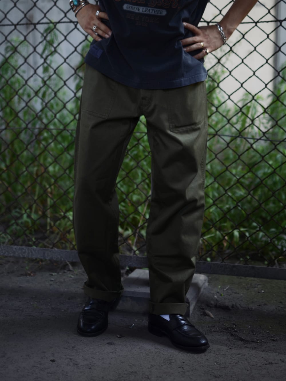 ブラック系のTシャツ/カットソー、グリーン系のカーゴパンツを着用したメンズの夏コーディネートの3枚目の写真