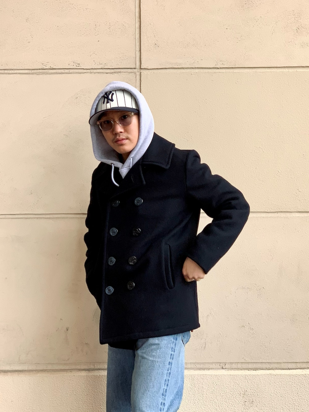 「Schott、アメカジ、ストリート、ピーコート、NEWERA、ジーンズ、デニム、コート、オトナカジュアル、革靴、低身長男子、サングラス」｜「schottの【Schott】Ｐコート（ピーコート、ブルー系）」を使った、RYOHEI  TOTOKIさん（メンズ・165cm）の秋コーディネートの2枚目の写真