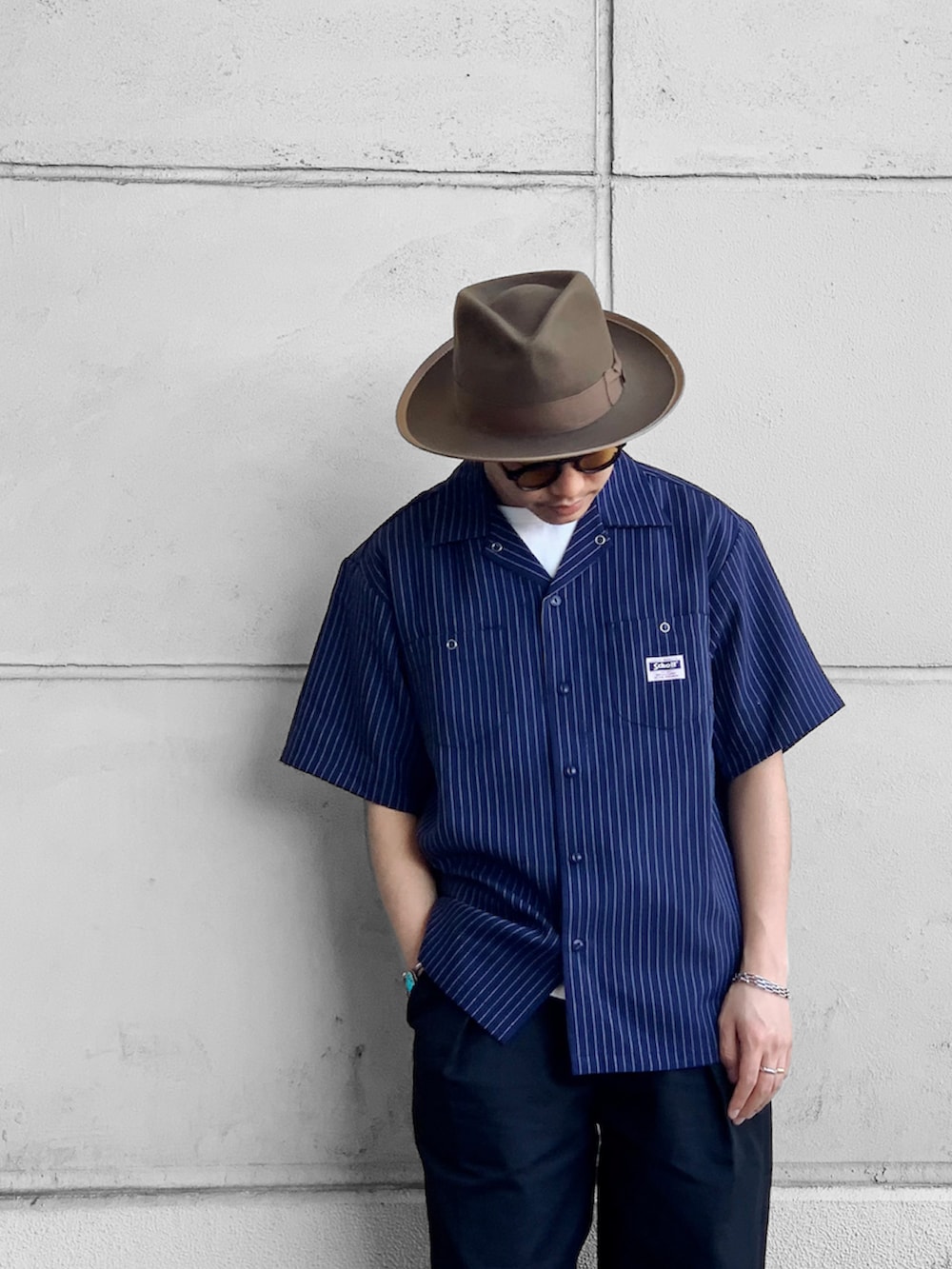 「SCHOTT、アメカジ、ストリート、休日スタイル、春夏コーデ、シャツスタイル、ハット、ストライプシャツ、コンバース、大人カジュアル、ストライプ、夏コーデ、低身長男子」|「schottのSCH-STRIPE WORK SH(シャツ/ブラウス、ブルー系)」を使った、RYOHEI TOTOKIさん(メンズ・165cm)の春コーディネートの2枚目の写真