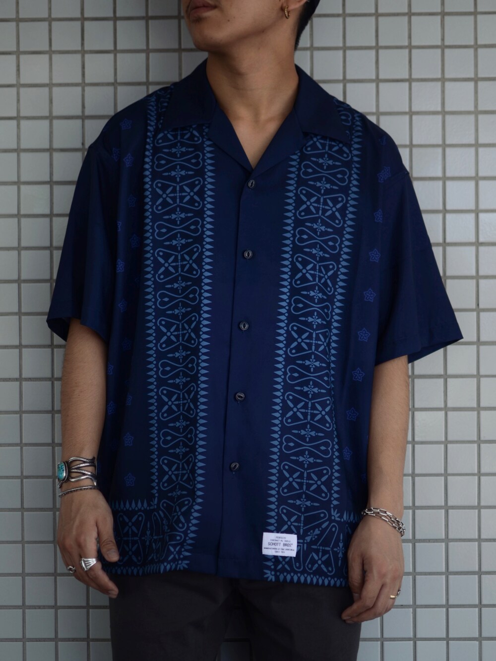 ブルー系のシャツ/ブラウス、グレー系のパンツ、ブルー系のキャップを着用したメンズの夏コーディネートの2枚目の写真