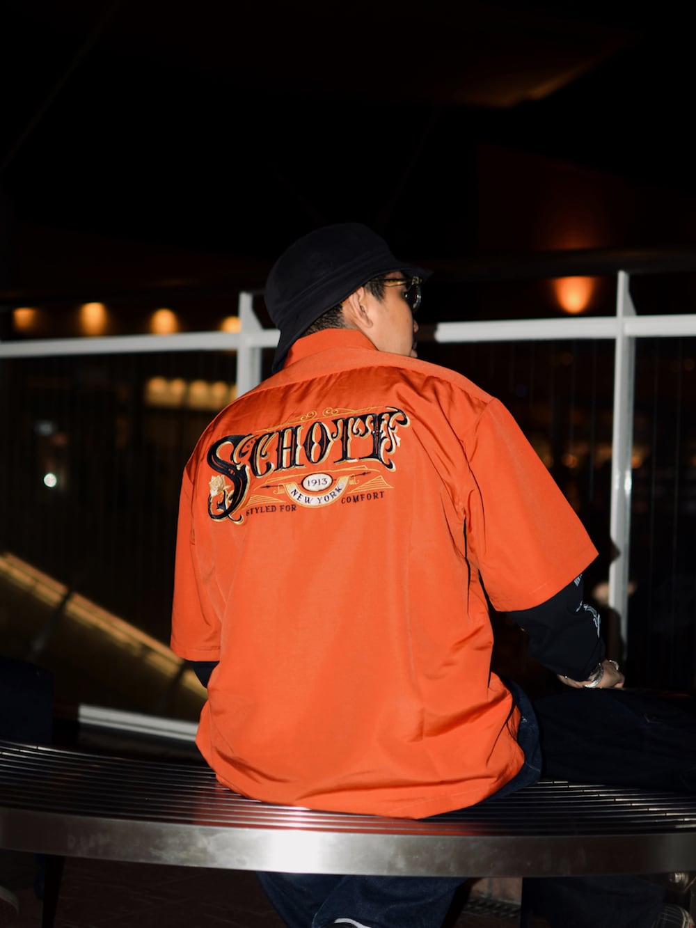 オレンジ系のシャツ/ブラウス、ブルー系のデニムパンツ、ブラック系のTシャツ/カットソーを着用したメンズの春コーディネートの2枚目の写真