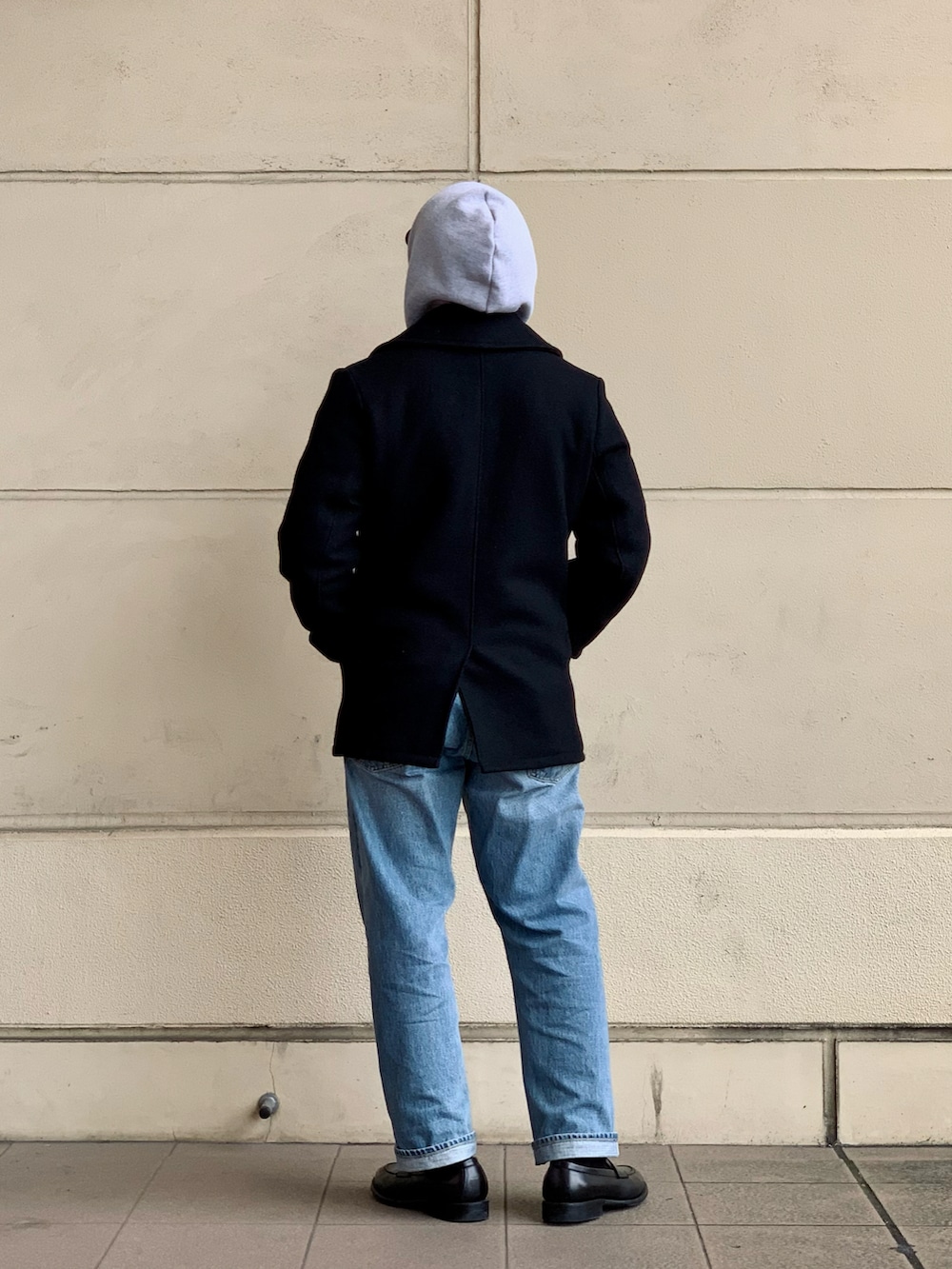 「Schott、アメカジ、ストリート、ピーコート、NEWERA、ジーンズ、デニム、コート、オトナカジュアル、革靴、低身長男子、サングラス」｜「schottの【Schott】Ｐコート（ピーコート、ブルー系）」を使った、RYOHEI  TOTOKIさん（メンズ・165cm）の秋コーディネートの4枚目の写真