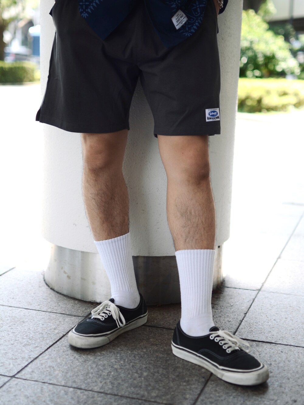 ブルー系のシャツ/ブラウス、グレー系のパンツ、ブルー系のキャップを着用したメンズの夏コーディネートの3枚目の写真