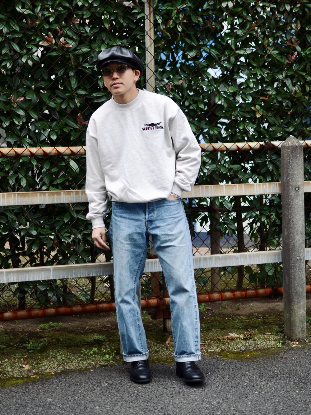 ベージュ系のスウェット、ブルー系のパンツを着用したメンズの冬コーディネートの2枚目の写真