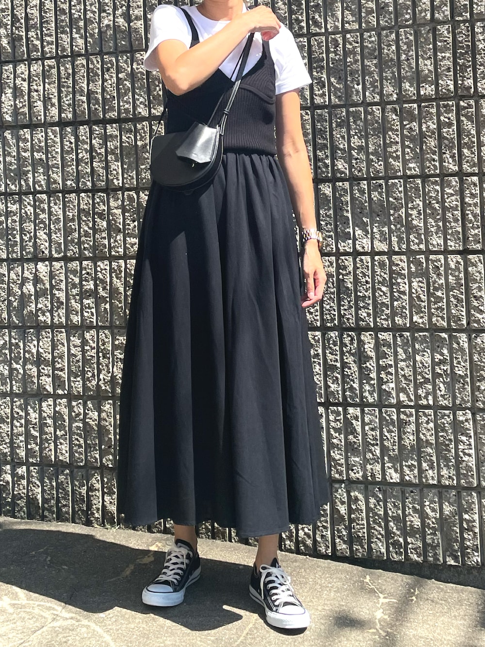 「オトナカジュアル、モノトーン、モノトーンコーデ、スニーカー、コンバース、converse、ローカットスニーカー、楽チンコーデ、オトナ女子、ママコーデ、おでかけ」｜「CONVERSEのCONVERSE コンバース CVS ALL STAR キャンバス オールスター OX（スニーカー、ブラック系）」を使った、u  r  iさん（レディース・171cm）の秋コーディネートの2枚目の写真
