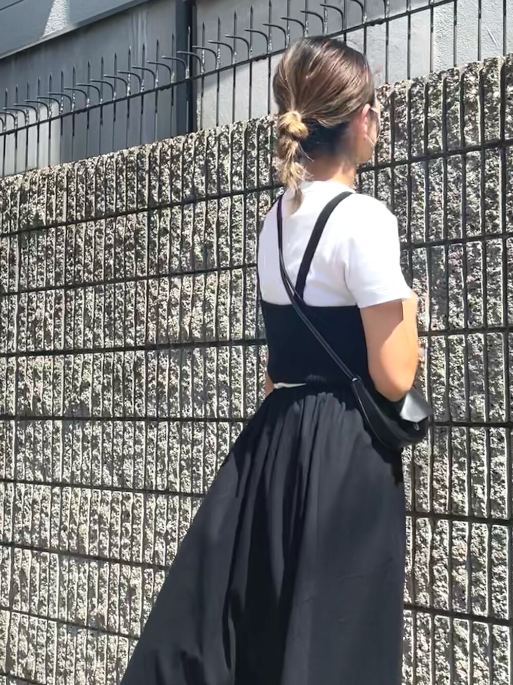 「オトナカジュアル、モノトーン、モノトーンコーデ、スニーカー、コンバース、converse、ローカットスニーカー、楽チンコーデ、オトナ女子、ママコーデ、おでかけ」｜「CONVERSEのCONVERSE コンバース CVS ALL STAR キャンバス オールスター OX（スニーカー、ブラック系）」を使った、u  r  iさん（レディース・171cm）の秋コーディネートの3枚目の写真