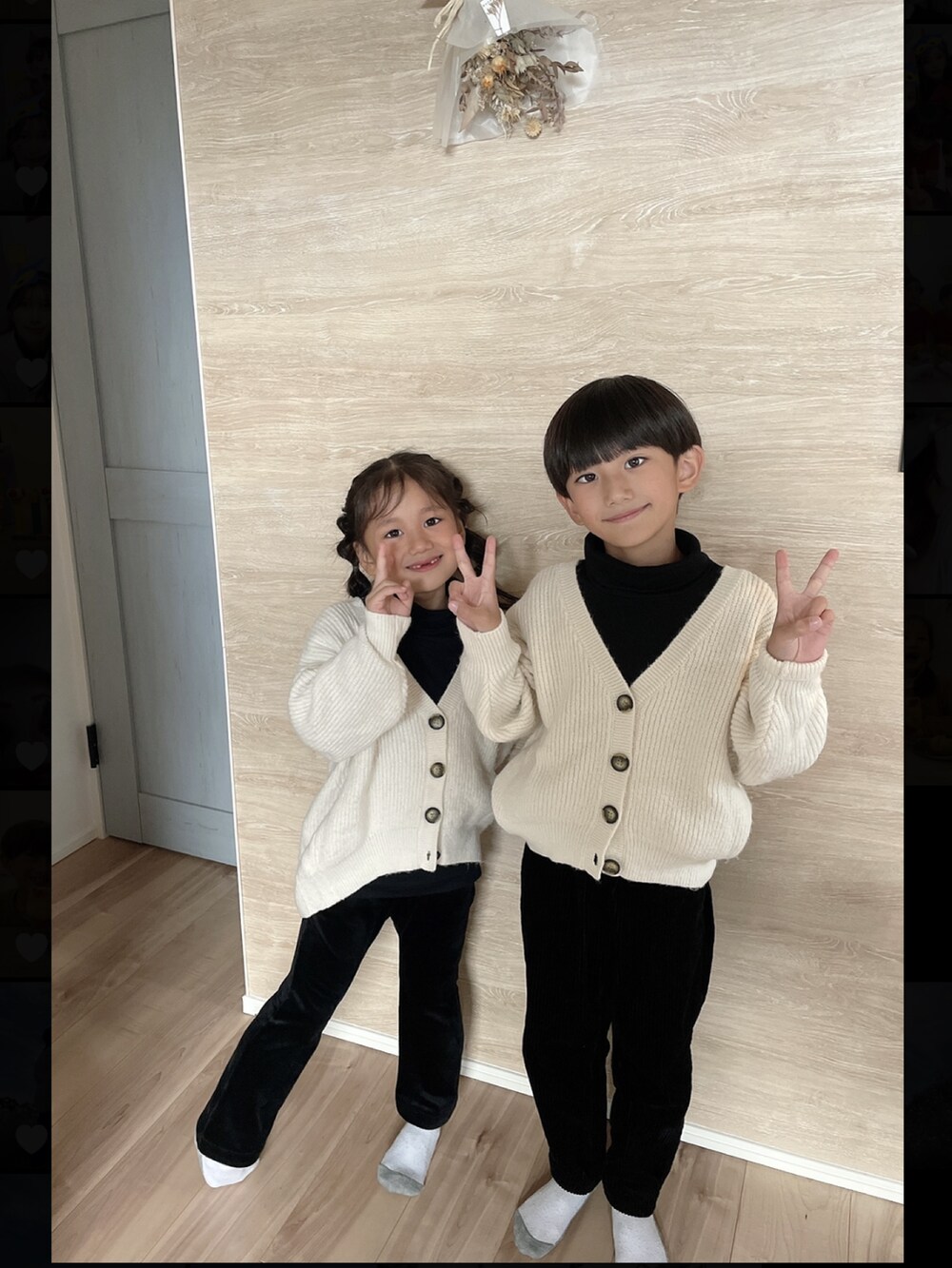 ホワイト系のニット/セーター、ブラック系のパンツ、ブラック系のパンツを着用したキッズの秋コーディネートの2枚目の写真