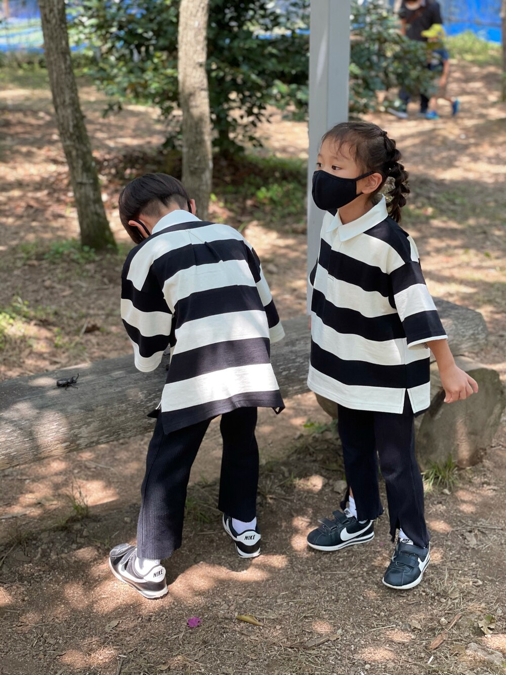 ブラック系のTシャツ/カットソー、ブラック系のその他パンツ、ブラック系のスニーカーを着用したキッズの秋コーディネートの2枚目の写真