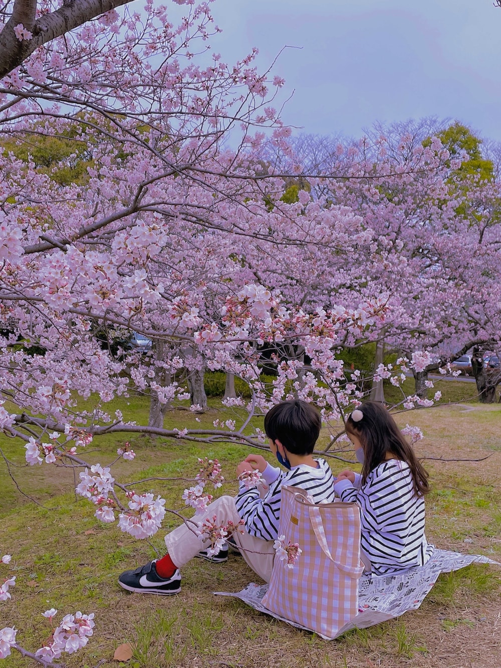 ホワイト系のTシャツ/カットソー、ベージュ系のその他パンツ、ブラック系のスニーカーを着用したキッズの秋コーディネートの2枚目の写真