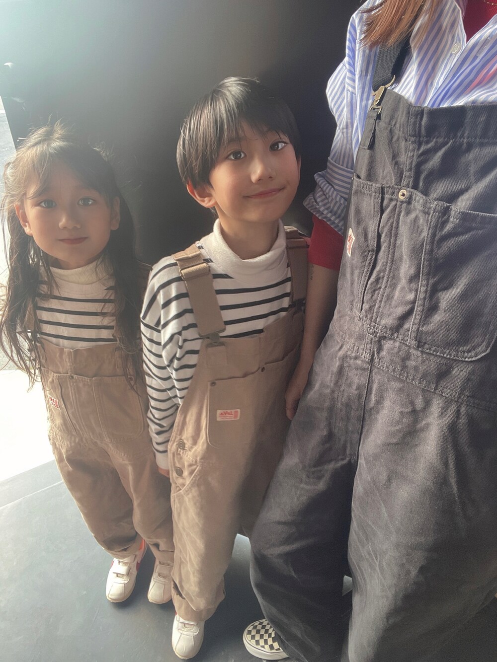 ベージュ系のサロペット/オーバーオール、ベージュ系のサロペット/オーバーオール、ホワイト系のTシャツ/カットソーを着用したキッズの冬コーディネートの2枚目の写真