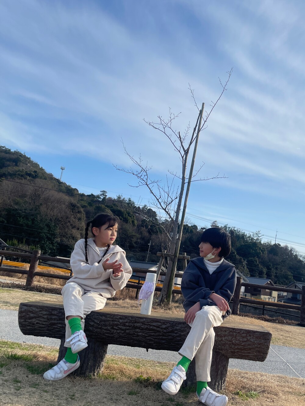 ベージュ系のパンツ、グレー系のニット/セーターを着用したキッズの冬コーディネートの2枚目の写真