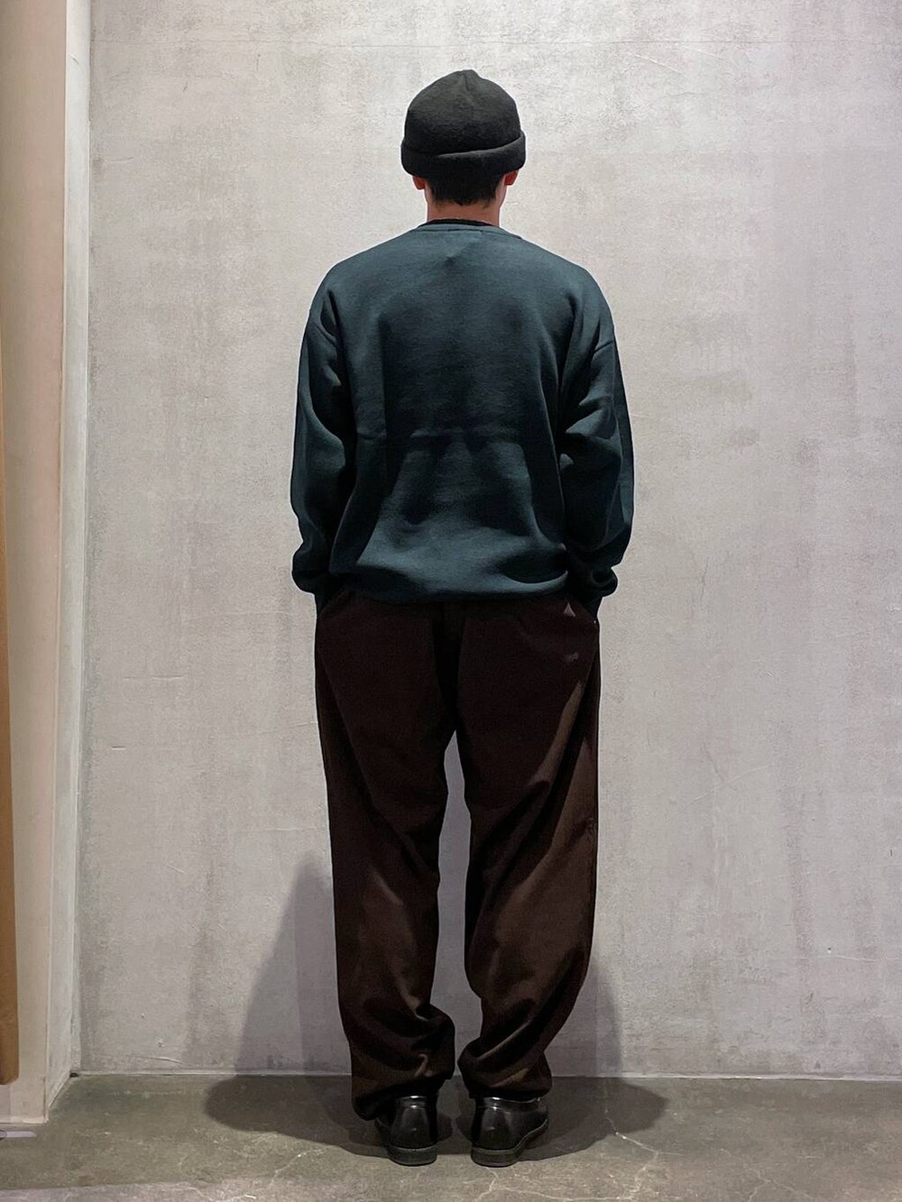 ブラウン系のその他パンツ、ブラック系のローファー、グリーン系のニット/セーターを着用したメンズの冬コーディネートの3枚目の写真