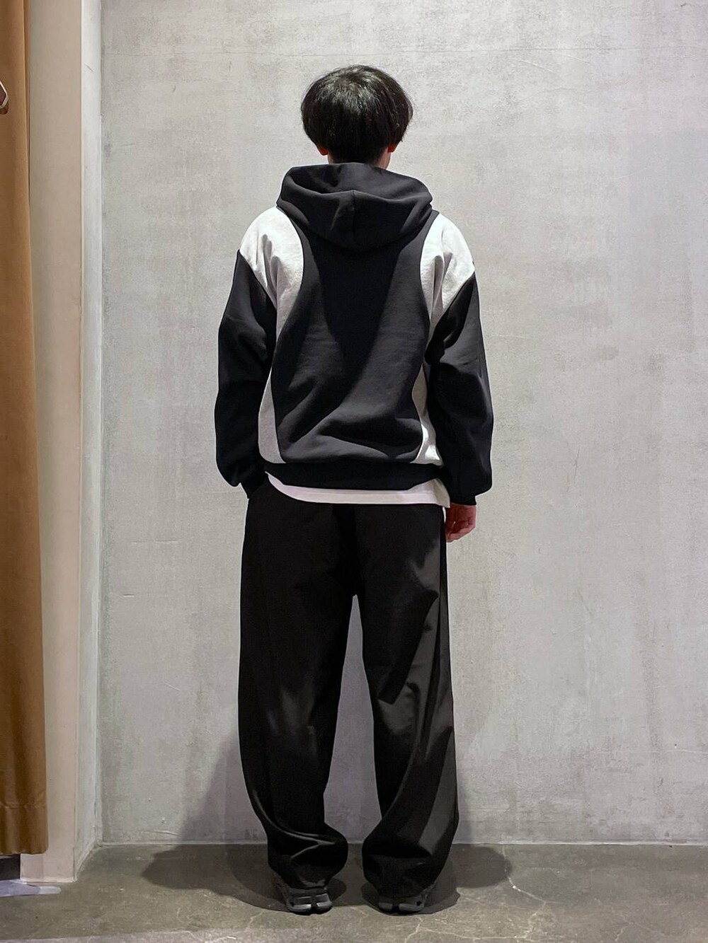 「低身長、ワントーン、ヴィンテージ、オーバーサイズ、ワイドパンツ、niko and ...、NUMERALS、パーカー、スウェット、andST」｜「niko and...のTRリラックスバレルパンツ（その他パンツ、ブラック系）」を使った、ニコまるさん（メンズ・168cm）の冬コーディネートの3枚目の写真