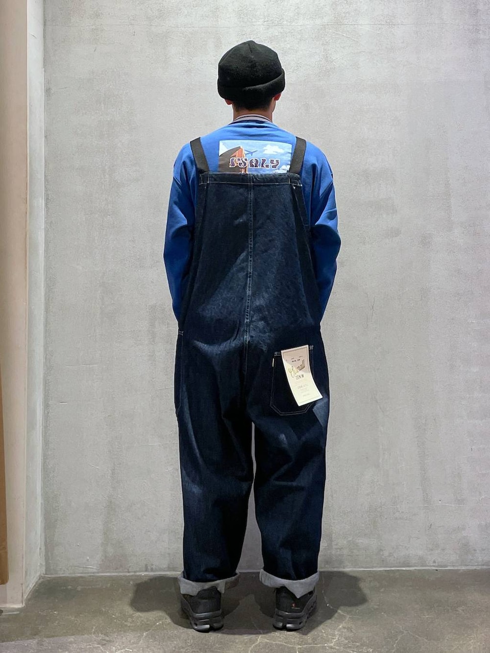 「低身長、ワントーン、ヴィンテージ、オーバーサイズ、ワイドパンツ、niko and ...、スウェット、andST、デニムパンツ、カジュアル」｜「niko and...の【Shigeki Terukina】コラボスウェットプルオーバー（スウェット、ブルー系）」を使った、ニコまるさん（メンズ・168cm）の冬コーディネートの3枚目の写真