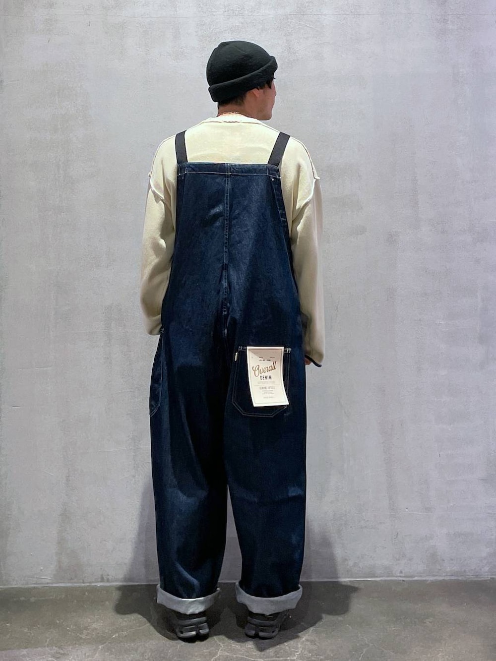 「低身長、ワントーン、ヴィンテージ、オーバーサイズ、ワイドパンツ、niko and ...、ニット、andST、サロペット、デニムパンツ、NKJコーデ_niko and ...」｜「niko and...の[niko and ...JEANS 2025SS]デニムオーバーオール（サロペット/オーバーオール、ブルー系）」を使った、ニコまるさん（メンズ・168cm）の冬コーディネートの3枚目の写真