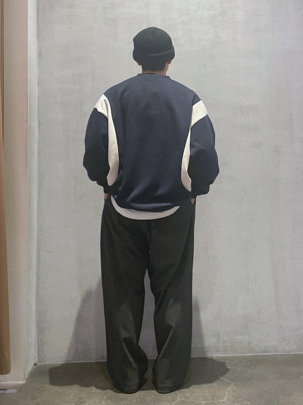ホワイト系のTシャツ/カットソー、ブラック系のその他パンツ、ブルー系のスウェットを着用したメンズの冬コーディネートの3枚目の写真