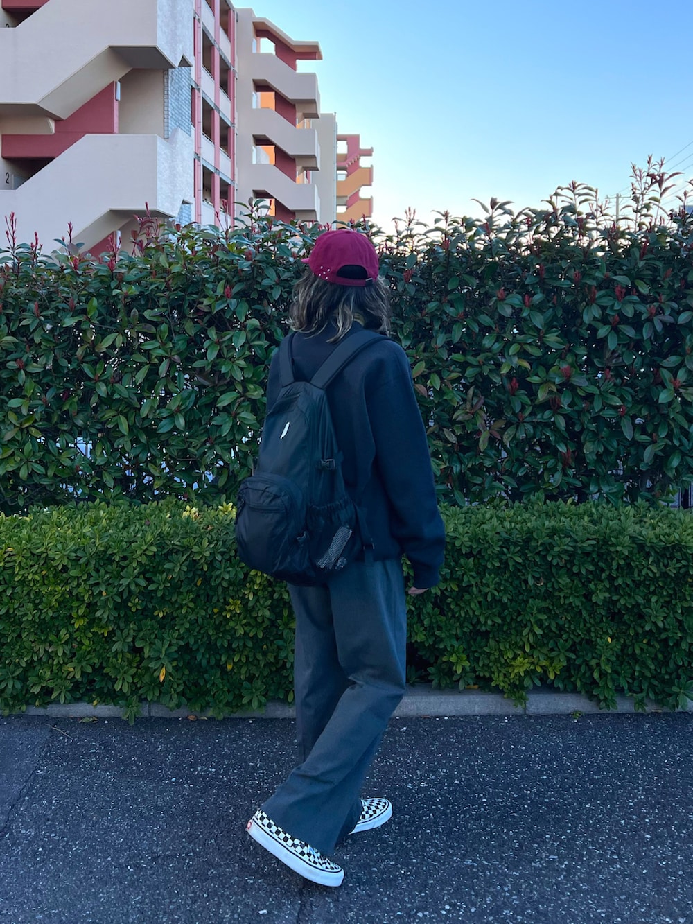 グレー系のスラックス、その他のスニーカー、ブラック系のスウェットを着用したレディースの春コーディネートの2枚目の写真