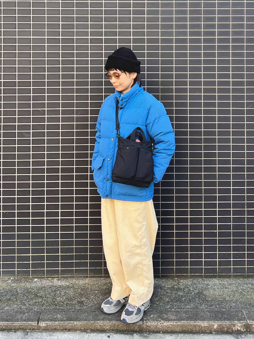 ブルー系のダウンジャケット/コート、ブルー系のスウェット、ブルー系のTシャツ/カットソーを着用したレディースの冬コーディネートの2枚目の写真