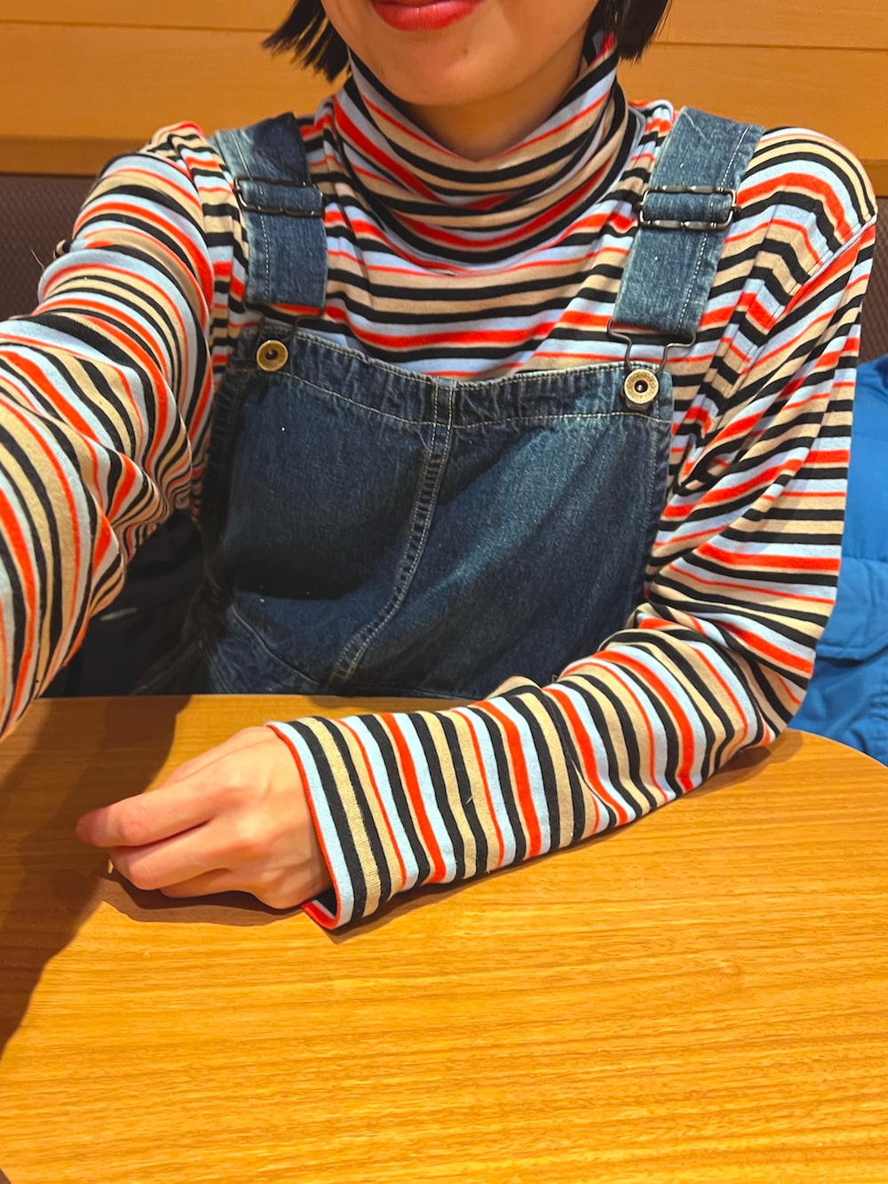 ブルー系のサロペット/オーバーオール、その他のスリッポン、ブラック系のショルダーバッグを着用したレディースの冬コーディネートの2枚目の写真